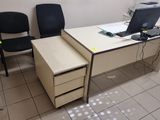 un bureau avec deux chaises et un ordinateur dessus