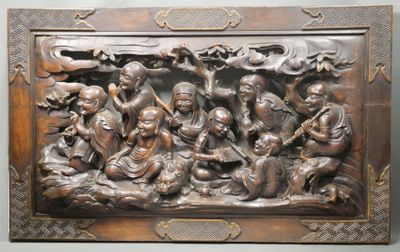 CHINE Panneau en bois sculpté en haut relief de huit luohan …