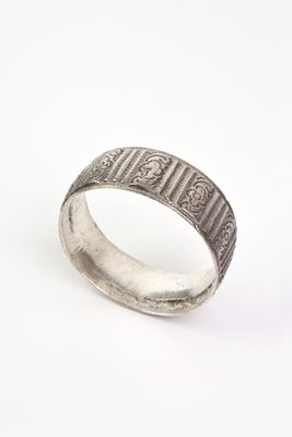 l'image d'un anneau d'argent sur une surface blanche
