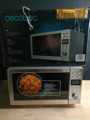 un micro-ondes posé sur une boîte, sur une table