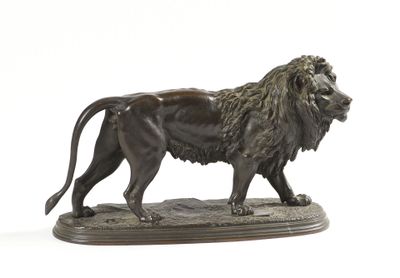 statue en bronze représentant un lion, posée sur un socle en marbre