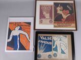 trois affiches encadrées représentant divers types d'œuvres d'art, posées sur une table