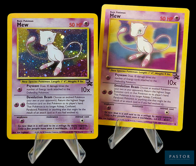 deux cartes Pokémon exposées sur une table