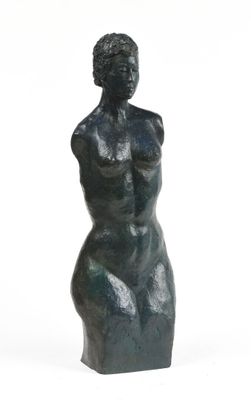 sculpture représentant un torse féminin posé sur un socle, sur fond blanc