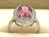 Bague en or blanc sertie d'une tourmaline rose et de diamants
