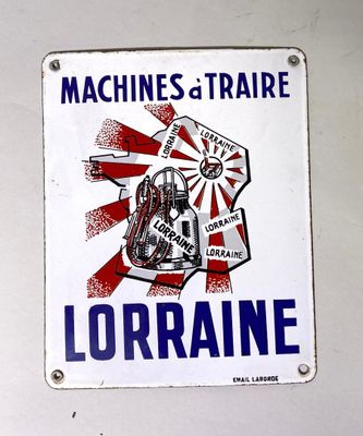 une affiche accrochée au mur sur laquelle on peut lire « machines et trains de Lorraine »