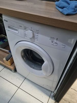 un lave-linge et un sèche-linge dans une petite pièce