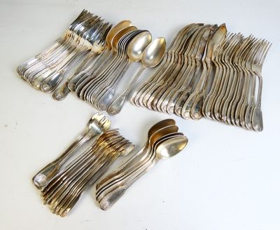 beaucoup de cuillères en argent et de cuillères sur la table