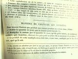 un livre ouvert avec une image en noir et blanc
