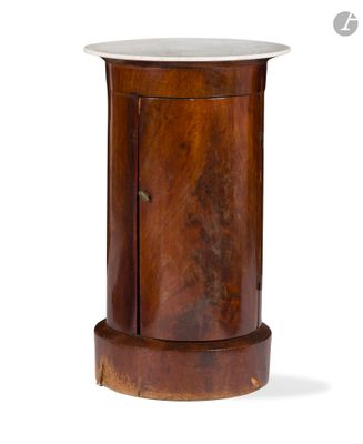une petite table en bois avec un plateau en marbre