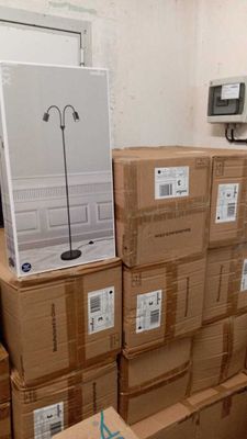 une pile de cartons et un écran d'ordinateur dans une pièce