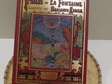 un vieux livre est posé sur un panier, lui-même posé sur une table