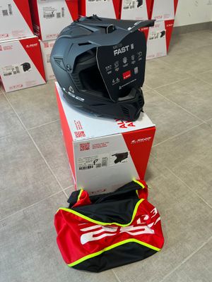 un casque posé sur une boîte posée par terre