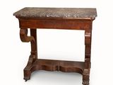 une petite table avec un plateau en marbre sur fond blanc