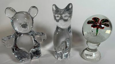 trois figurines en verre représentant des animaux, placées les unes à côté des autres