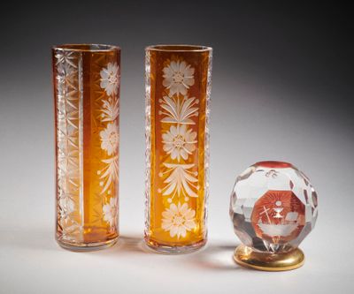 trois vases posés l'un à côté de l'autre sur une table