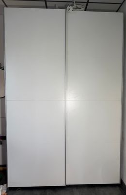 une photo d'un placard blanc avec une porte coulissante