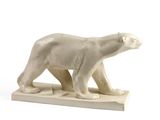 statue d'un ours polaire blanc sur fond blanc
