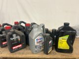 plusieurs bouteilles d'huile moteur posées sur une table