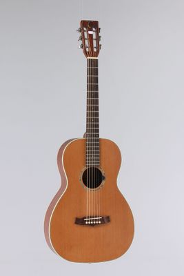 une guitare acoustique suspendue au plafond