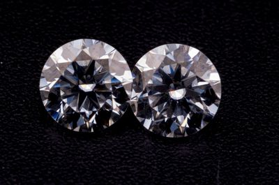 une paire de diamants taillés en diamant sur un fond noir