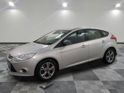 La Ford Focus de 2013 est garée sur un sol carrelé à damier.