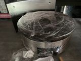 une photo d'une grande casserole en métal recouverte d'un film alimentaire