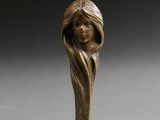 statue en bronze représentant une femme tenant une fleur à la main