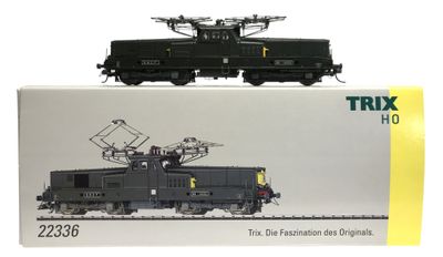 une boîte sur laquelle est représenté un train et une boîte sur laquelle est représenté un train