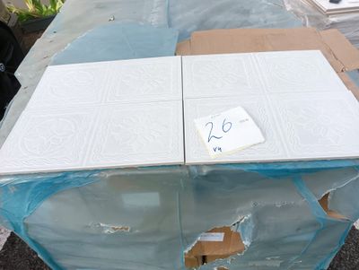 une boîte en carton sur laquelle est posé un morceau de papier