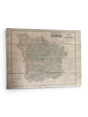 une vieille carte de la France sur un support en bois accroché au mur