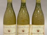 trois bouteilles de vin posées l'une à côté de l'autre sur une table