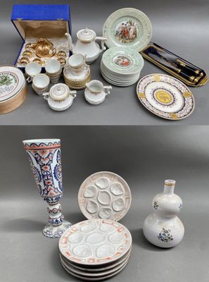 de nombreux plats et vases en porcelaine de toutes sortes sur la table