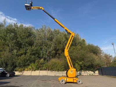 une nacelle élévatrice jaune garée sur un parking
