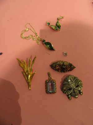 Lot DE Bijoux Fantaisie Dont Pendentif, Broches, Colli…