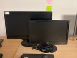 un bureau sur lequel se trouvent deux écrans, un clavier, une souris et un tapis de souris
