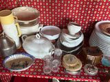 de nombreux types de plats et de tasses sur la table