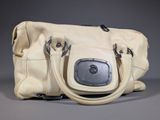 un sac à main blanc contenant un téléphone portable