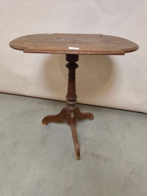 une vieille table en bois avec un plateau et un piètement en bois