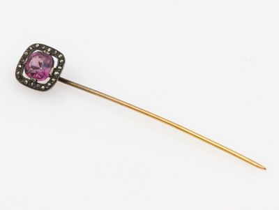 Epingle à cravate en or avec améthyste Poids brut : 1,9 g