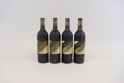 trois bouteilles de vin posées sur une surface blanche