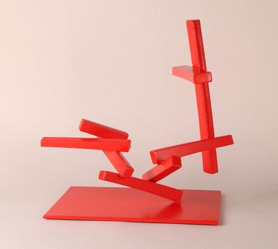 une sculpture rouge sur une surface blanche, avec un fond blanc