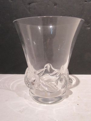 un vase en verre transparent posé sur une table