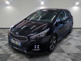 la voiture noire est garée sur un sol en damier dans le garage