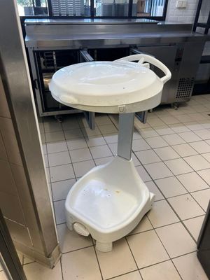 une photo d'un urinoir blanc dans une cuisine professionnelle