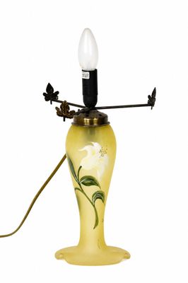 une image représentant une lampe jaune sur laquelle est posé un oiseau