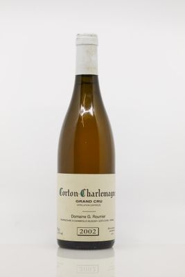 une bouteille de vin posée sur une table