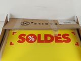 une boîte en carton sur laquelle est collée une affiche « Soldes »
