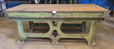 une vieille table verte avec un plateau en bois, dans une pièce