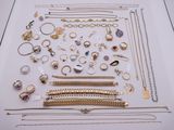 plusieurs types de bijoux différents exposés sur une table